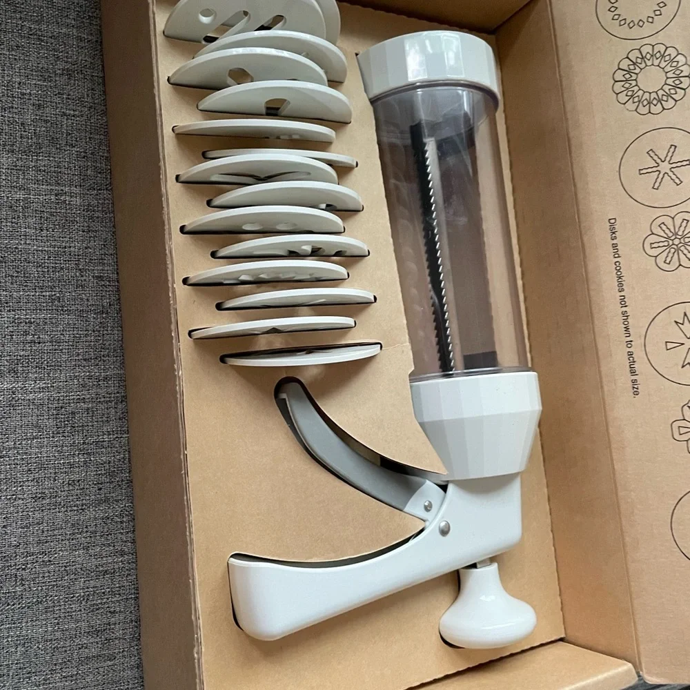 Pampered Chef White Cookie Press with 16 Multidesign Discs 3” ea In original box